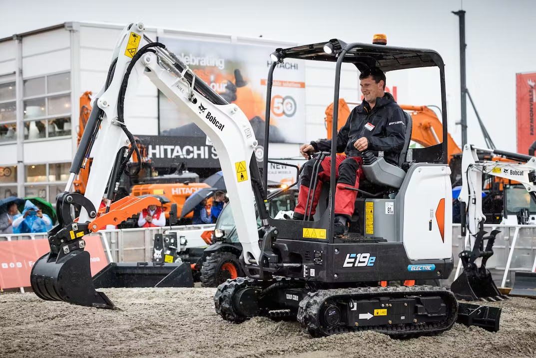 山貓在 Bauma 展會上增加了第三臺電動挖掘機
